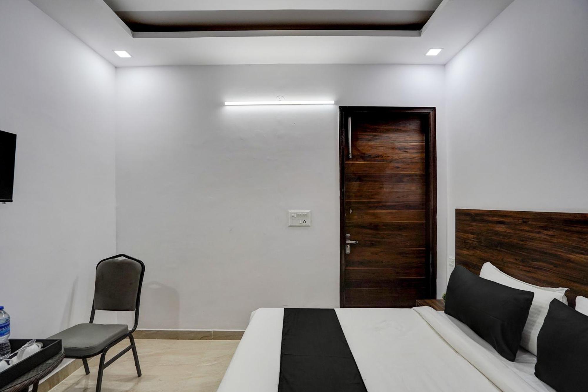 Townhouse Cloud Bay Hotel Gurgaon Exterior photo
