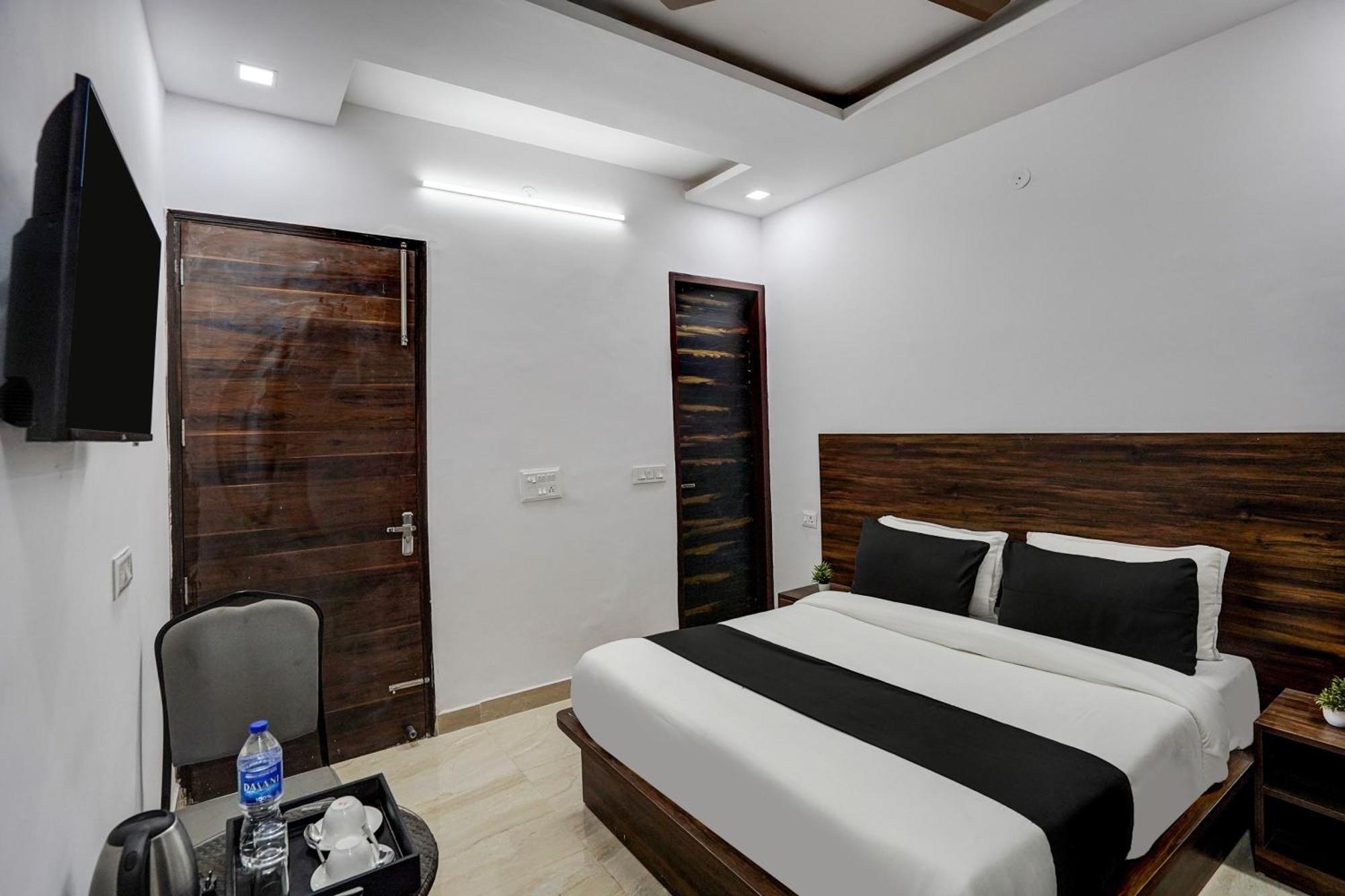 Townhouse Cloud Bay Hotel Gurgaon Exterior photo