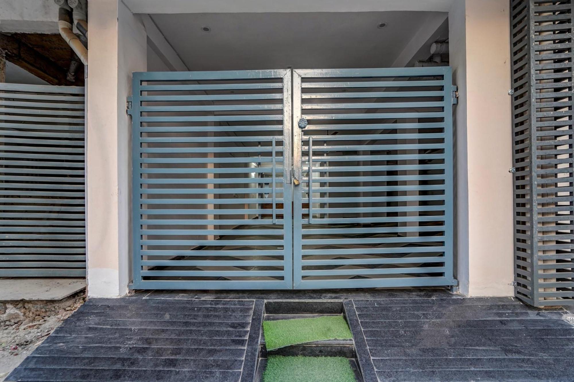 Townhouse Cloud Bay Hotel Gurgaon Exterior photo